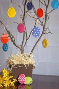 Activité enfants - Arbre à oeufs de Pâques