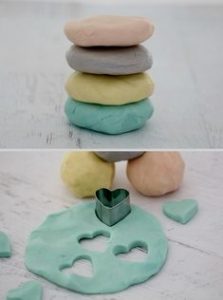 Activité enfants - Pâte à sel avec des moules à gâteaux