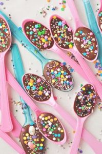 DYI recettes Pâques - Chocolats maison - Chocolat dans des cuillères colorées