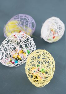 Activités enfants - Oeufs de Pâques en laine et ballon