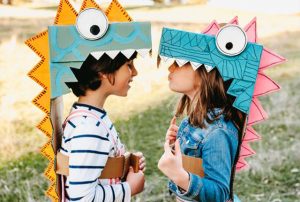 Déguisement dinosaure en carton DIY