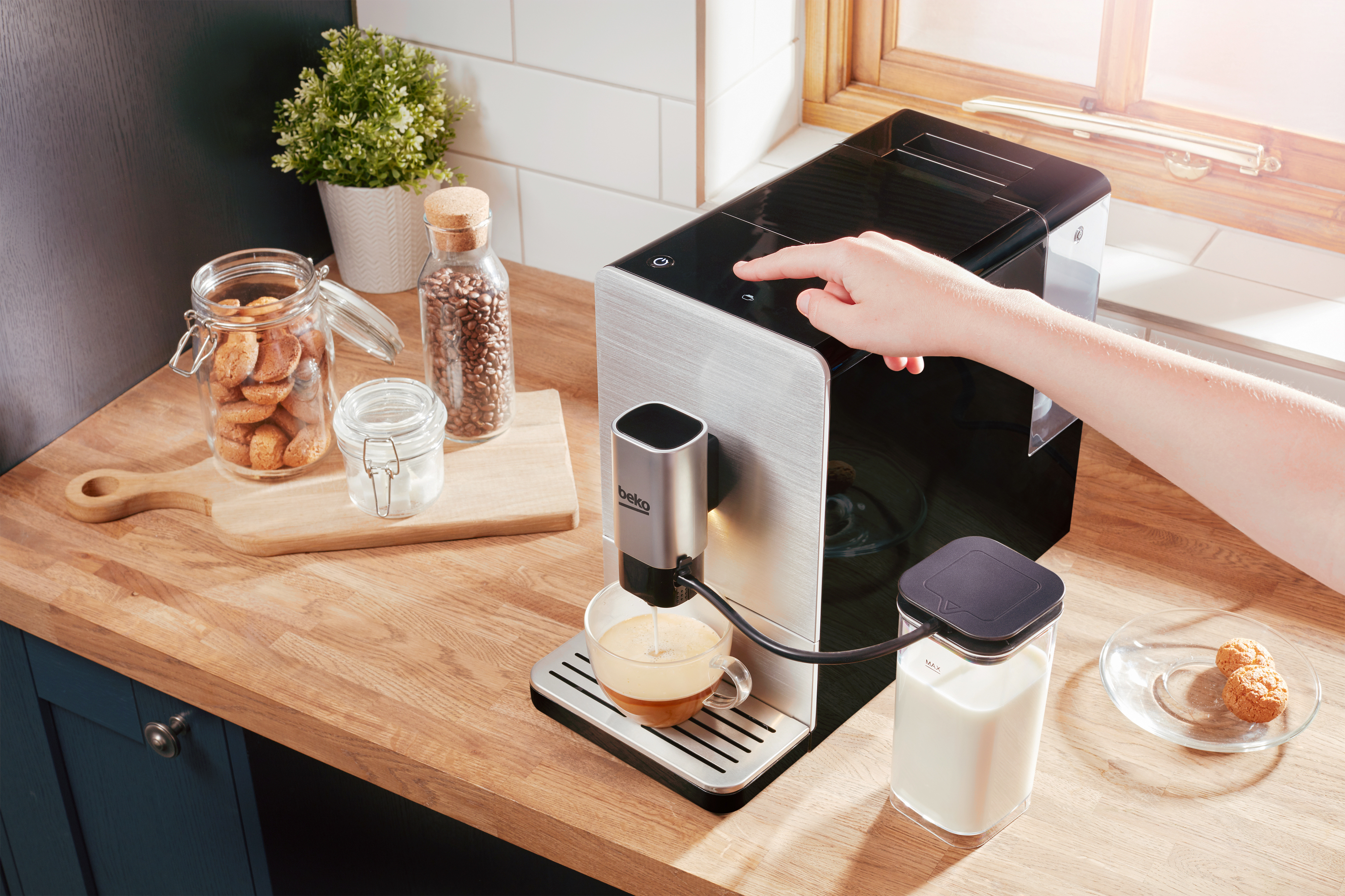 Une idée cadeau ! Offrir une machine à café pour la fête des mères ! - Ma Maison avec Beko La machine à café avec mousseur de lait et broyeur à grains Beko CEG5331X