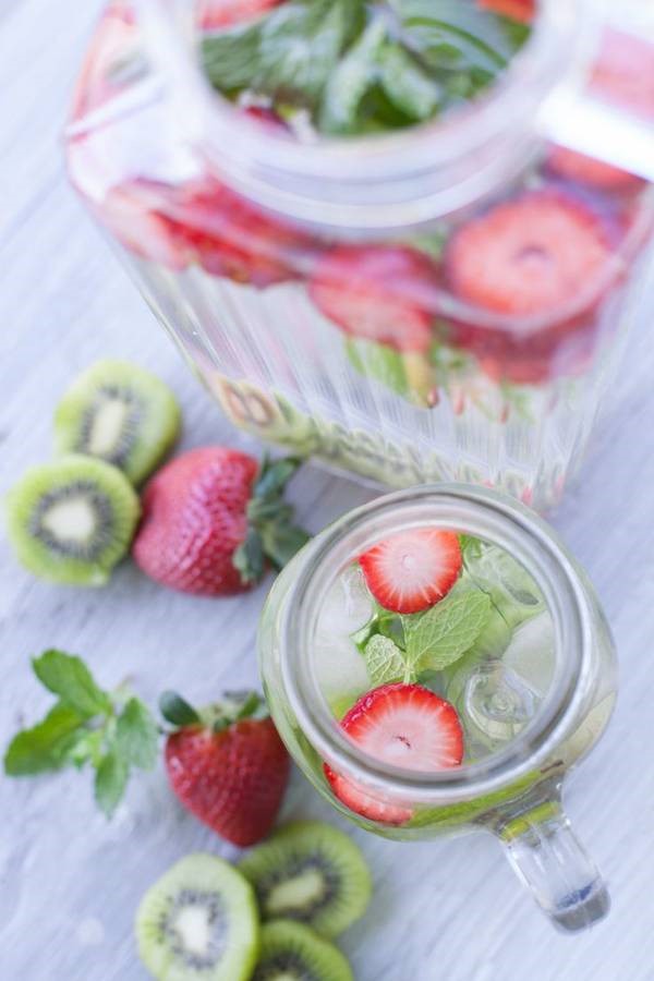 recette-eau-aromatisee-fraise-menthe-kiwi
