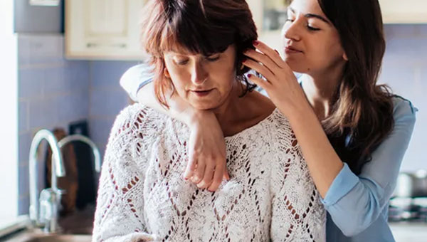 Mère et fille partageant un moment de tendresse dans la cuisine