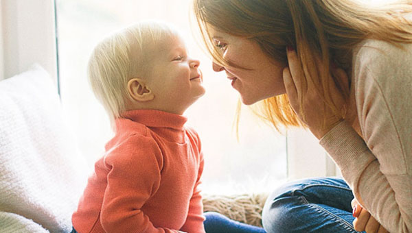 Jeune maman partageant un moment de tendresse avec son enfant 